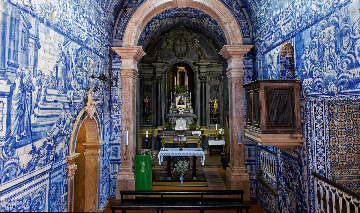 Azulejos na Igreja de Nossa Senhora dos Remédios, Peniche (36034240674).jpg
