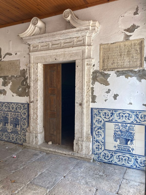 Entrada para a capela do Convento da Madre de Deus da Verderena - Barreiro 05.jpg