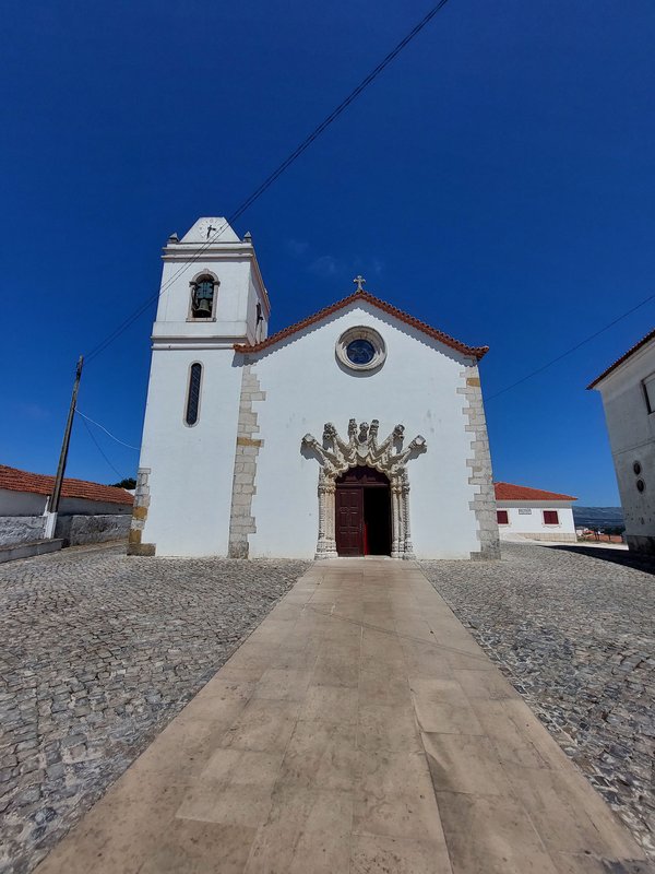 Fachada principal da Igreja de Nossa Senhora da Ajuda.jpg