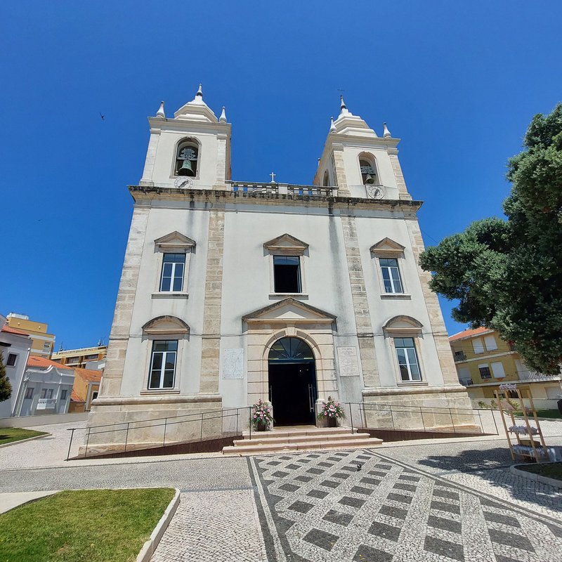 Fachada principal da Igreja de São Julião da Figueira da Foz 05.jpg