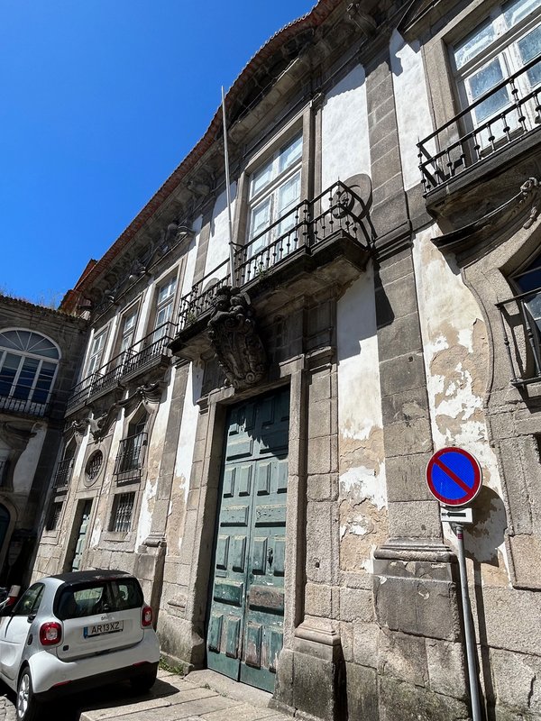 Figura 3 - Porta principal do Palácio de São João Novo.jpg