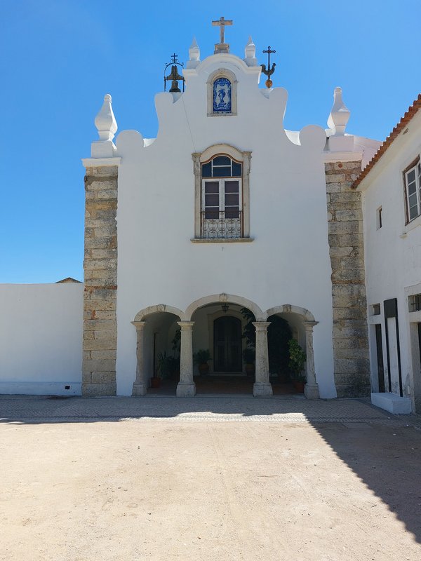 Frente da Capela de Santo António onde é visível o nártex vazado por tripla arcada.jpg