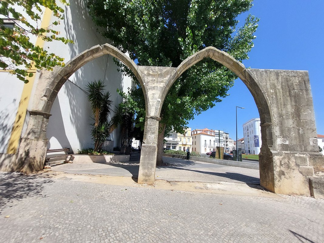 Frente dos dois arcos quebrados do corpo demolido do edifício dos Estaus.jpg