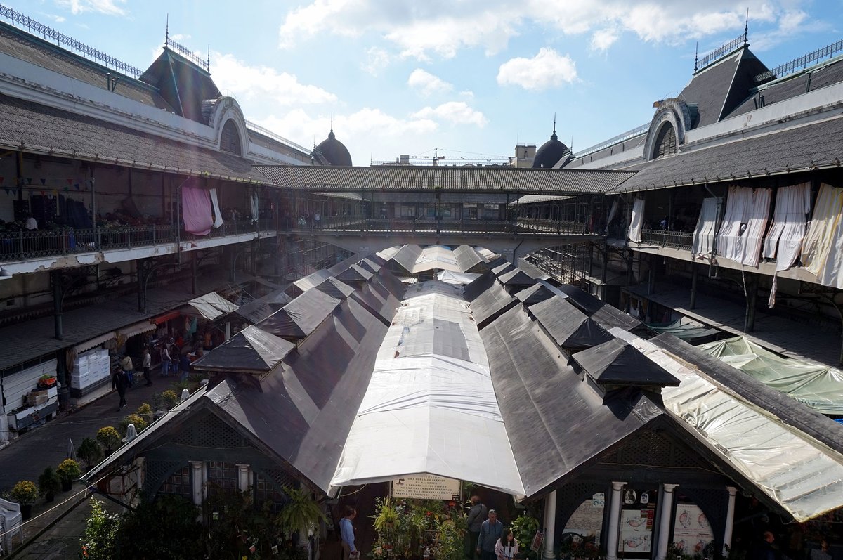 Fruit and flower stalls at Mercado do Bolhão, Porto (38195456616).jpg