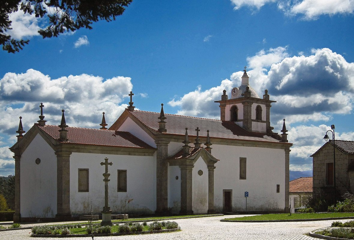 Igreja Matriz de Carvalhais - Portugal (29736839404).jpg