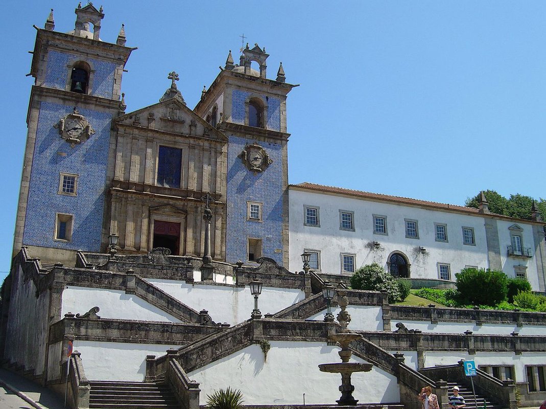 Igreja Matriz de Sta. Maria da Feira e Convento dos Loios.jpg