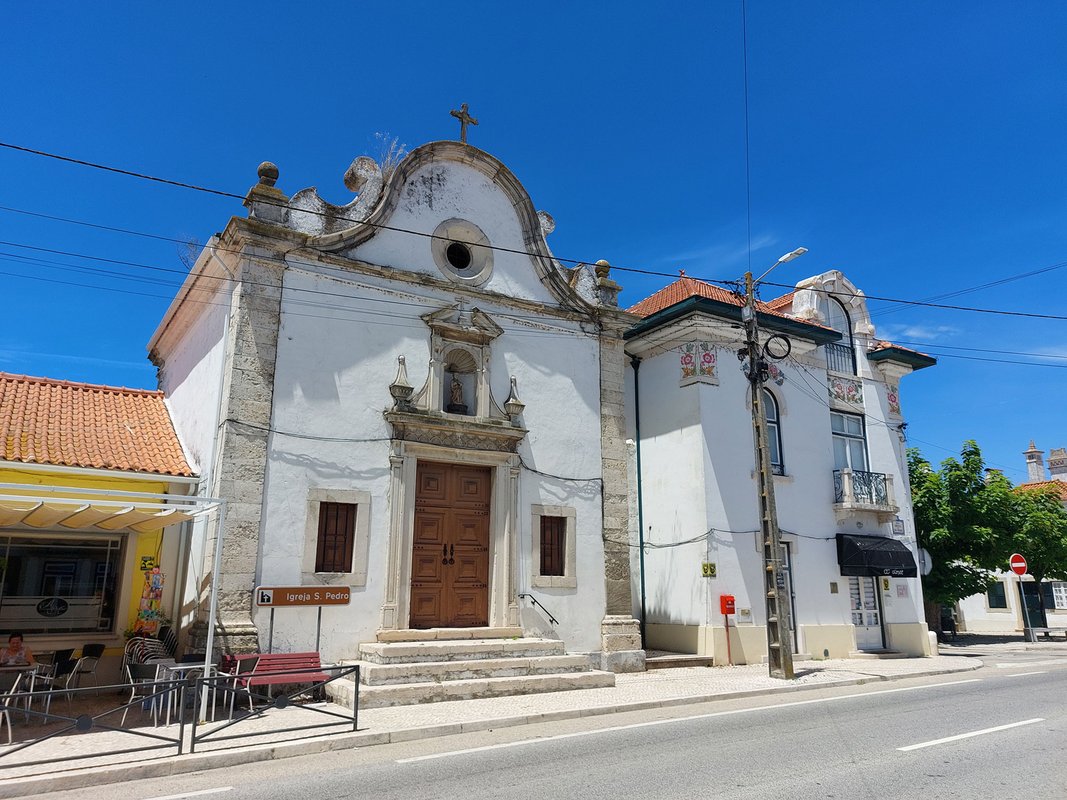 Igreja de São Pedro acompanhada do Prédio em estilo Arte Nova na Chamusca em 2024.jpg