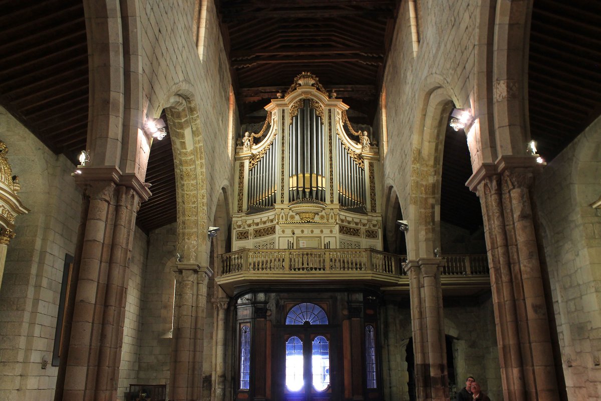 Interior of Igreja de Nossa Senhora da Oliveira 12.jpg