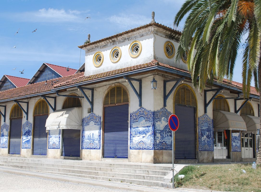 Mercado Municipal de Santarém (cropped).jpg