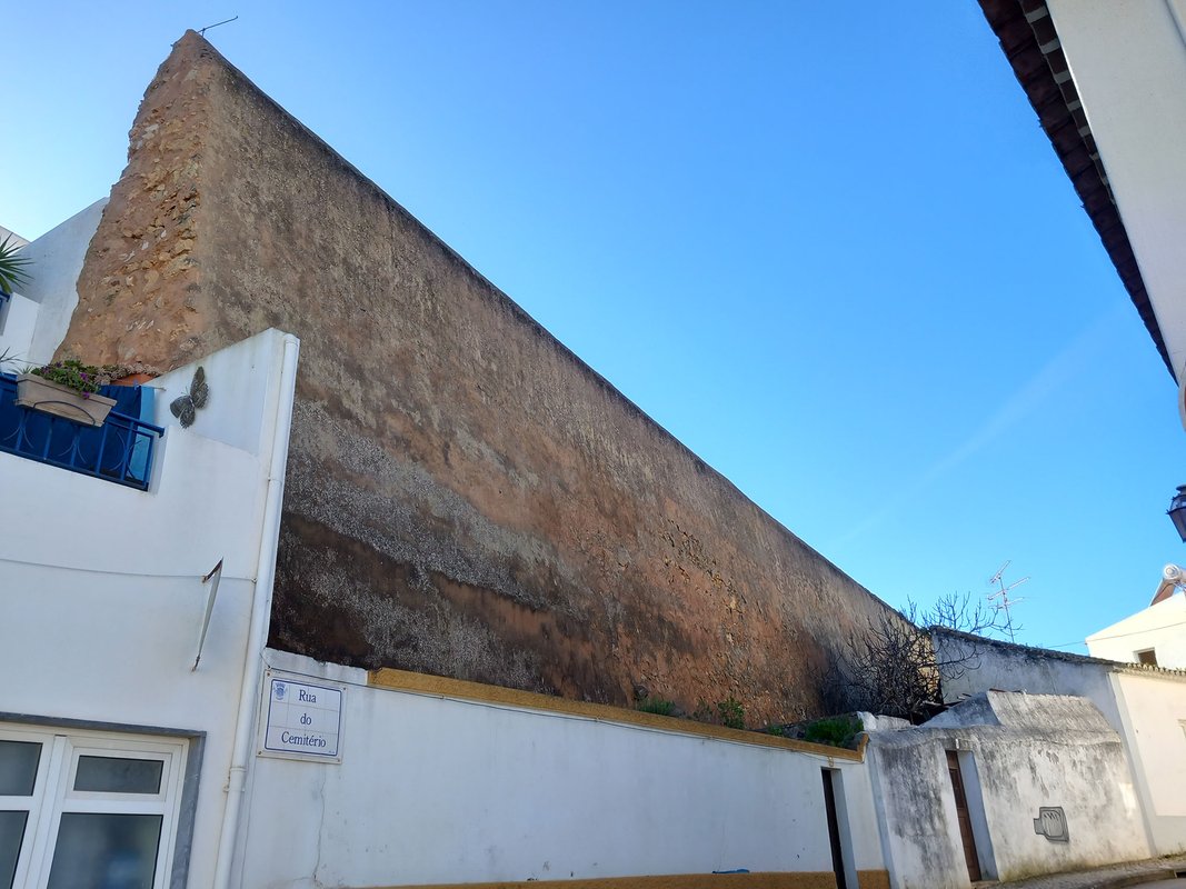 Muralha ao longo da Rua do Cemiterio em Lagos - 27.12.2022.jpg