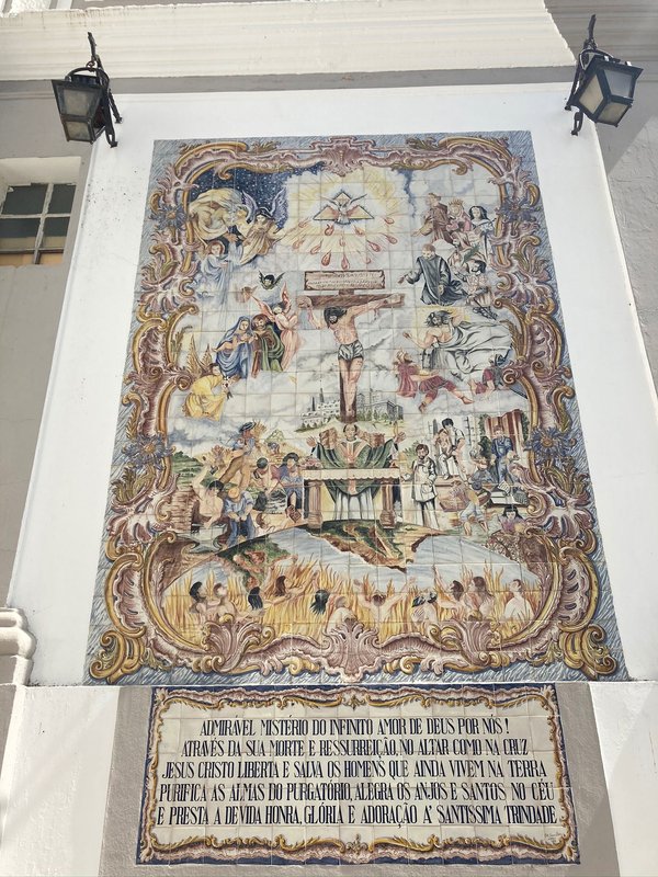Painel de azulejo na parede da Igreja Paroquial do Senhor Jesus do Calvário.jpg