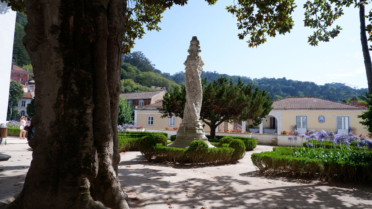 Palácio Nacional de Sintra-Aspecto dos jardins interiores do palácio.jpg