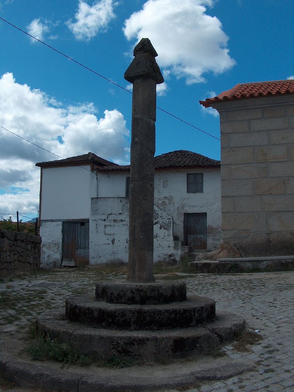 Pelourinho de Lordelo.jpg