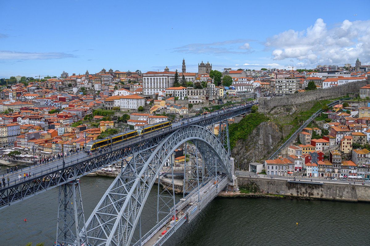 Porto Vila Nova de Gaia- Ponte Dom Luís I metrolijn D (52068029874).jpg
