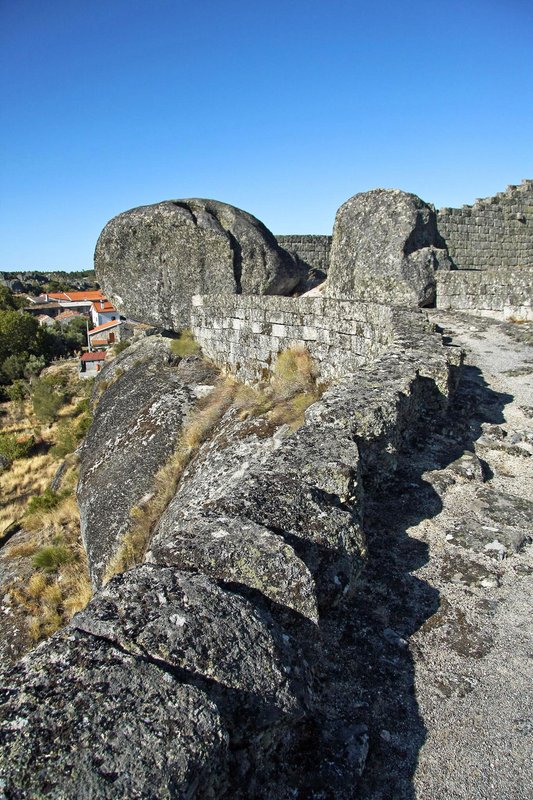 Ruínas do Castelo de Castelo de Moreira de Rei - Portugal (6324925061).jpg
