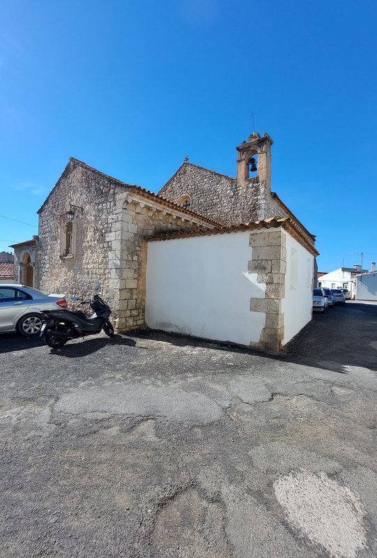 Sacristia da Capela de Nossa Senhora do Monte em Santarém, junto da fachada posterior.jpg