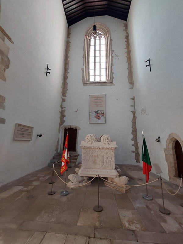 Túmulo de Dom Pedro de Meneses, no interior da Igreja de Santo Agostinho (Graça) em Santarém.jpg
