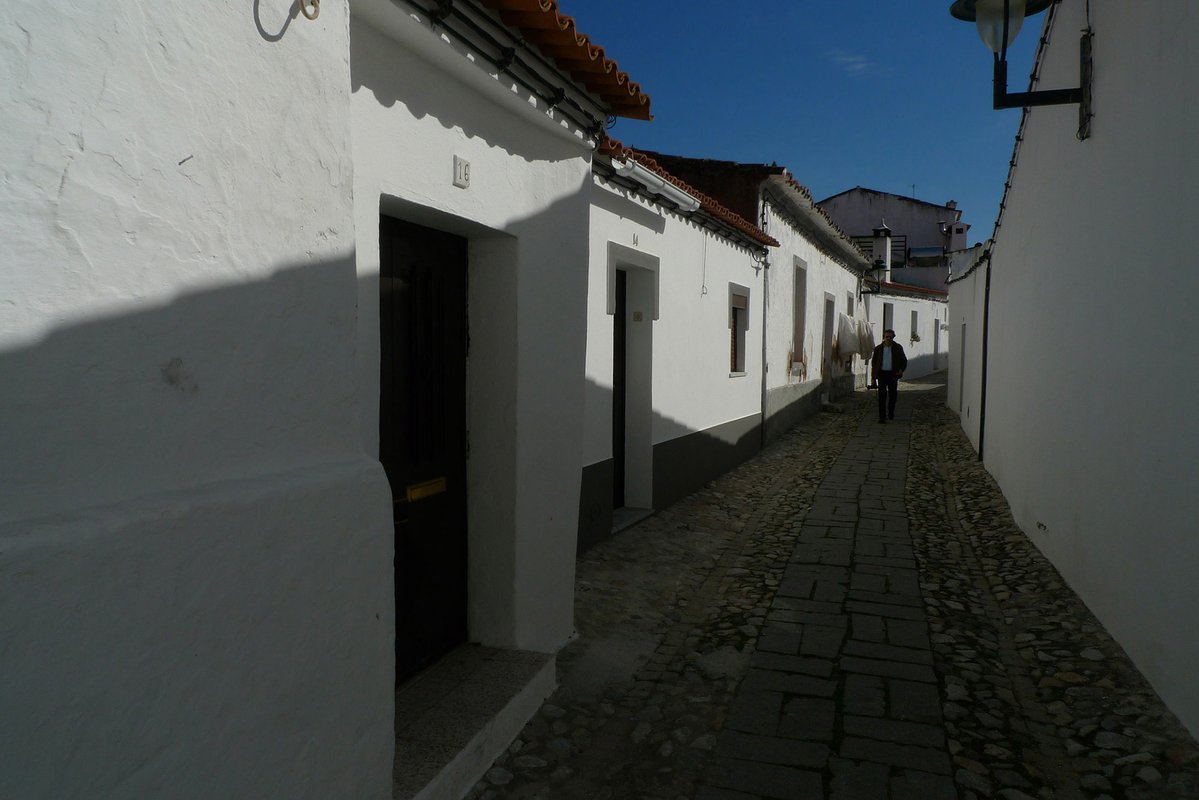 Uma das ruas brancas intramuros.jpg