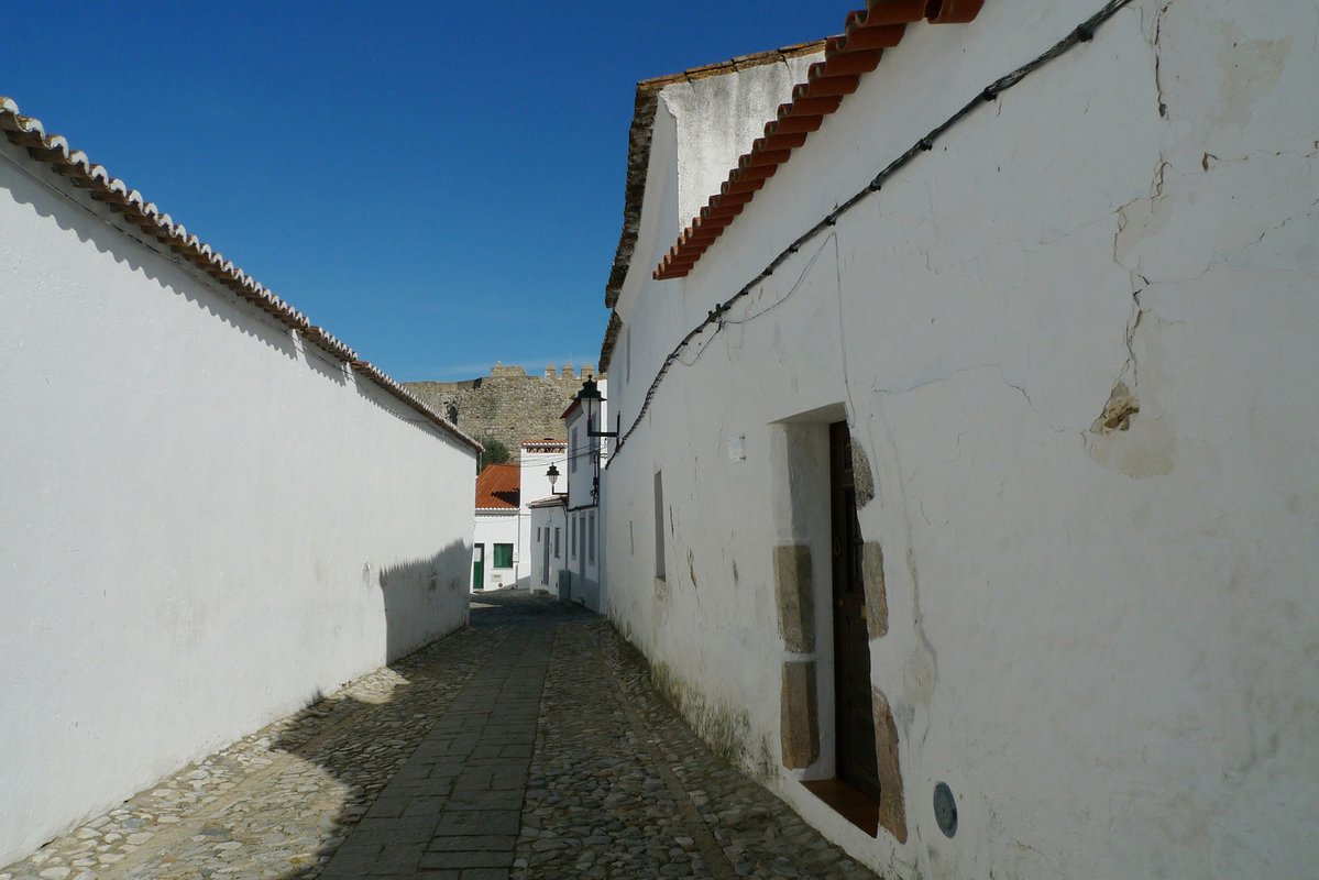 Uma das ruas intramuros.jpg