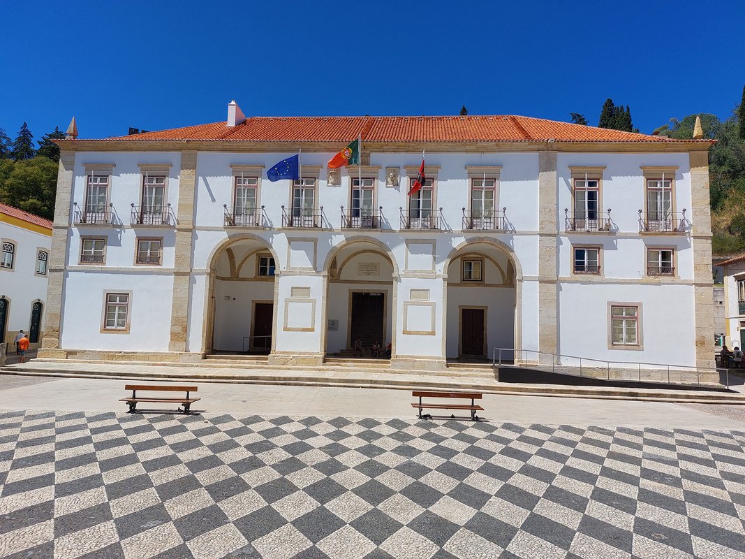 Vista aproximada para fachada principal do Edifício dos Paços de Concelho de Tomar.jpg