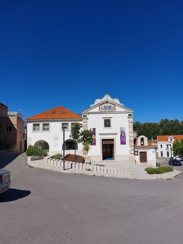 Vista distante para Igreja da Misericórdia de Pernes acompanhada do antigo hospital da Misericórdia.jpg