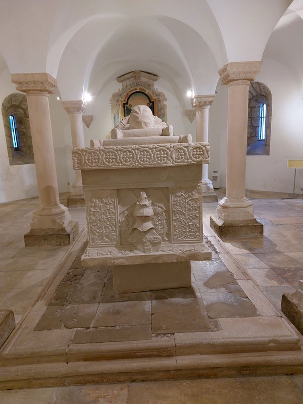 Vista tardoz da Cripta e Túmulo do Marquês de Valença.jpg