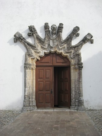 Alcobaça.mosteiro.coutos.vestiaria.irgeja.manueline door.jpg