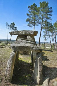 Anta do Penedo do Com - Esmolfe - Portugal (5086931195).jpg