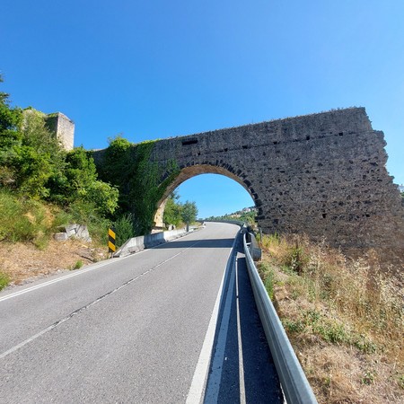 Aqueduto de Santa Clara em 2025 - 05 - Arco nascente.jpg