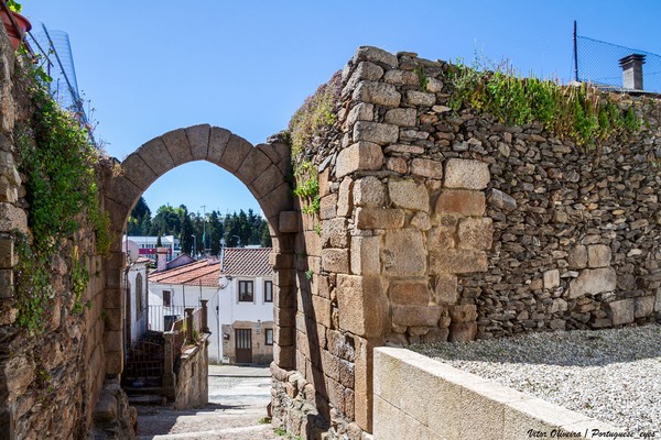 Arco do Castelo de Vila Flor - Portugal 🇵🇹 (54497169875).jpg