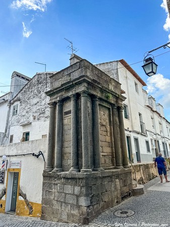 Caixa de Água da Rua Nova - Évora - Portugal (52721372635).jpg
