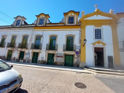 Capela e parte do edifício do séc. XVIII denominado «Casa Grande», ou dos Almeidas.jpg