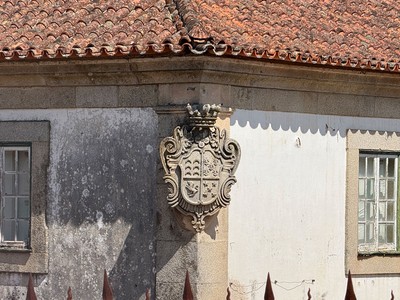 Casa da Portela em Mesquitela com Brasão.jpg