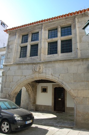 Casa de João Velho ou Casa dos Arcos (fachada).jpg