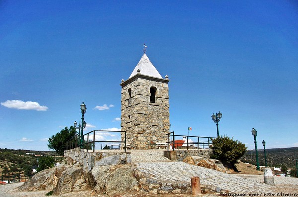 Castelo de Segura - Portugal (41047023861).jpg