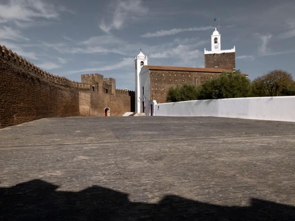 Castelo do Alandroal - vista praça de armas, da igreja paroquial e da torre de menagem.jpg