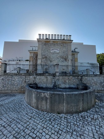 Chafariz Municipal datado de 1889, que englobará pedaços do Pelourinho do Cartaxo nas bicas.jpg
