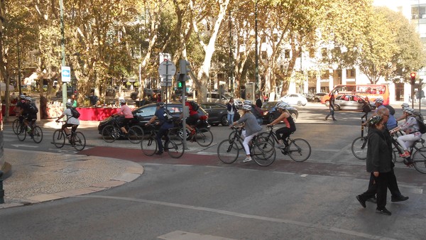 Ciclistas na Avenida da Liberdade, Lisboa.jpg
