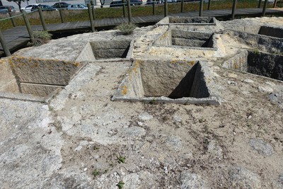 Conjunto de tanques cavados nos rochedos da Praia de Angeiras (3).jpg