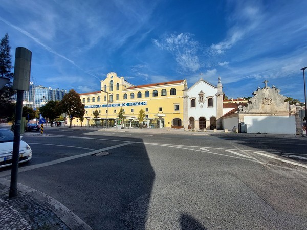 Convento e Igreja de São Francisco de Leiria visto da Avenida Cidade de Maringá.jpg