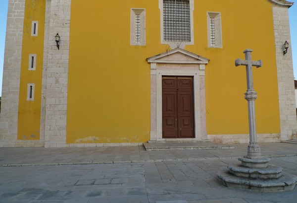 Cruzeiro e fachada da igreja.jpg