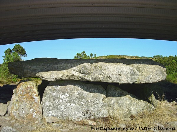 Dólmen da Orca dos Juncais - Portugal (6137538557).jpg