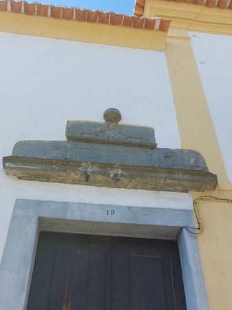 Detalhe com 1866 sobre a fachada principal do Edifício na Rua 5 de Outubro em Sardoal.jpg
