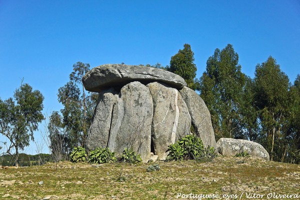 Dolmen da Herdade do Barrocal - Portugal (9029207738).jpg
