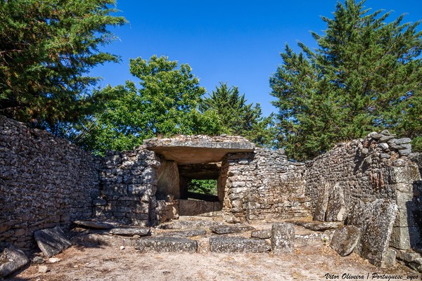 Dolmen e Capela da Senhora do Monte - Penela da Beira - Portugal 🇵🇹 (53931093825).jpg