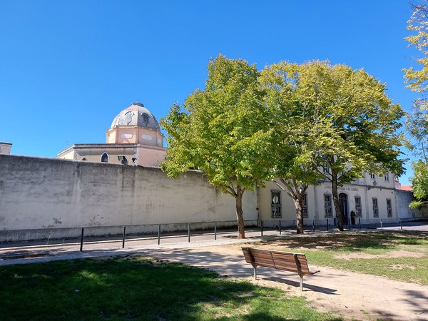 Edifício da Penitenciária Distrital de Santarém com cúpula ao fundo.jpg