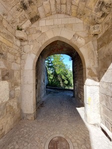 Encaixes das portas na Porta de Santiago do Castelo de Santarém.jpg
