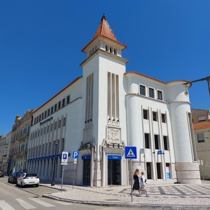 Enquadramento do Edifício da Caixa Geral de Depósitos da Figueira da Foz pela direita.jpg
