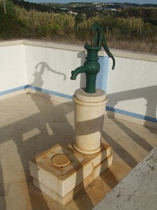 Entrada para a fonte romana de Armés detalhe da bomba manual datada de 1956.jpg