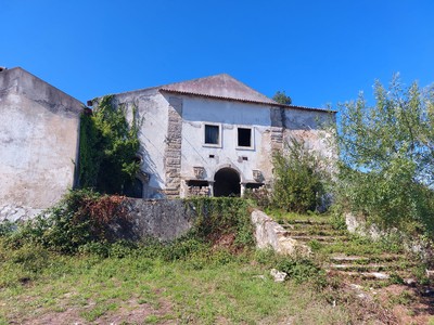 Escadaria e fachada frontal do Convento de Santo António dos Capuchos.jpg